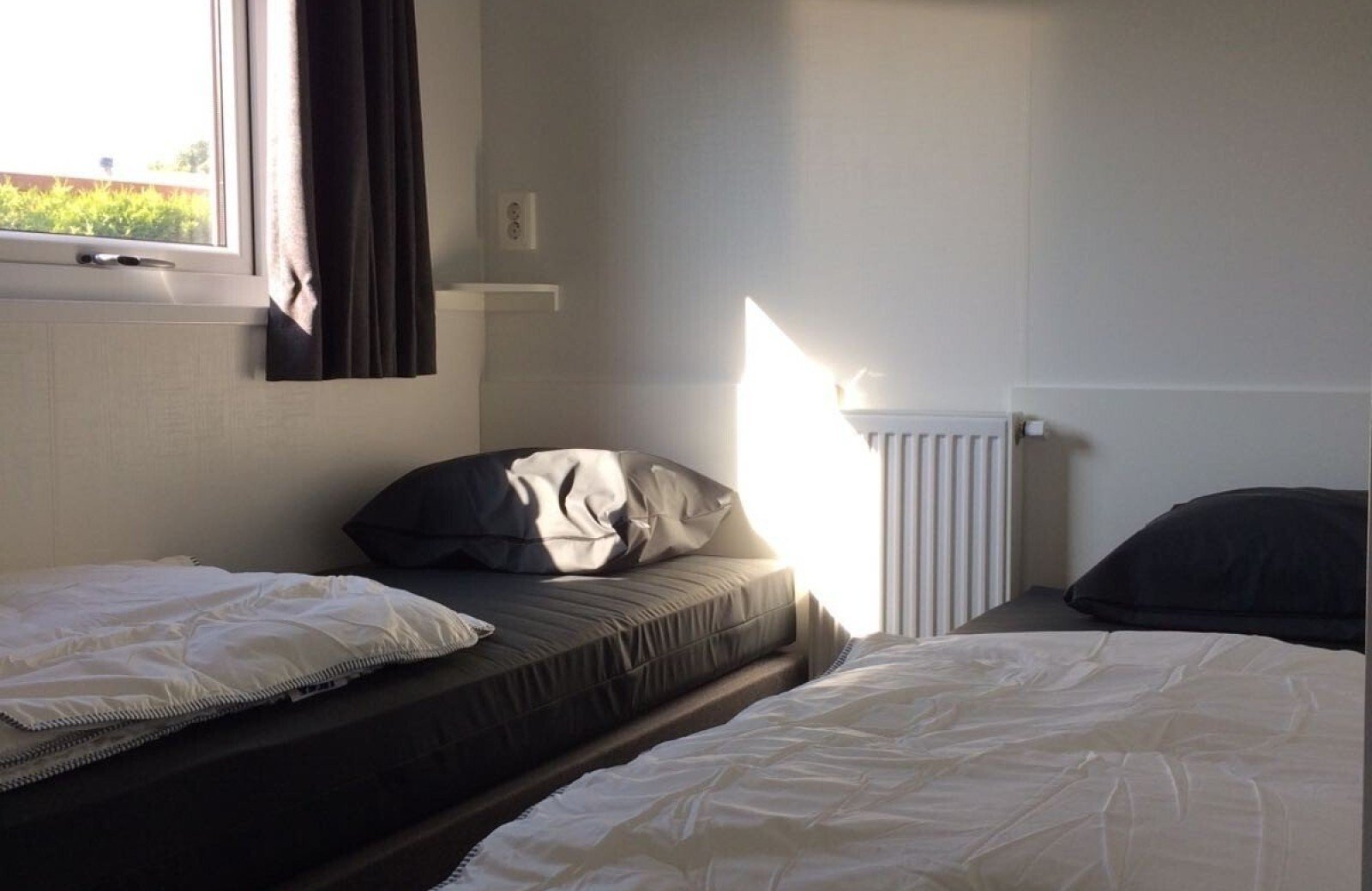 Slaapkamer losse bedden beachlodge camping tempelhof